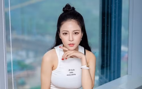 Ngay lập tức hàng loạt cư dân mạng bình luận: "Chia tay đời độc thân rồi sao em", "Vậy là chị bỏ e đi lấy chồng thật hả", "Chúc mừng em lấy được chồng", "Người lấy Trâm quả thực dũng cảm một mình chống lại thế giới", "Hạnh phúc nha em"...