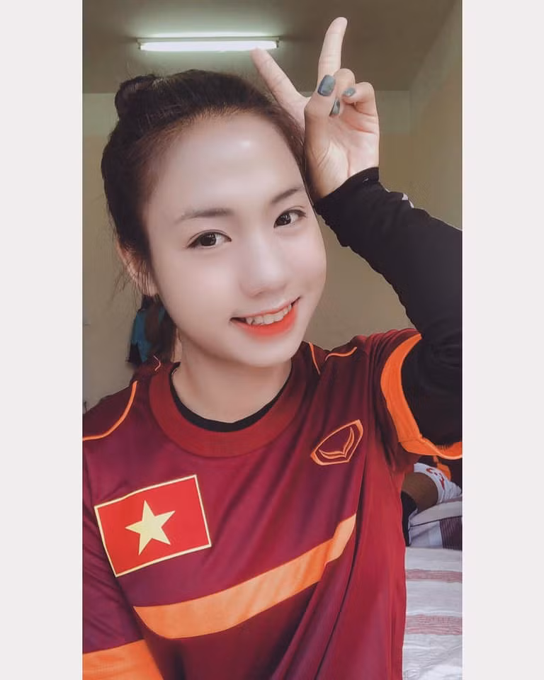 Thông tin của "hot girl sân cỏ" nhanh chóng được tìm ra. Cô gái là Trần Thị Duyên (SN 2000) quê ở Lục Bình, Hà Nam. Hiện tại, Duyên đang chơi cho CLB Phong Phú Hà Nam.