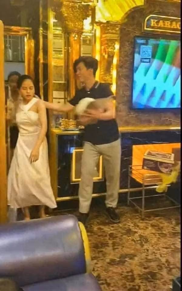 Thế nhưng, khi vừa bước vào phòng karaoke, một người bạn của nữ chính đã đứng nấp sẵn ở đó, bất ngờ úp cả chiếc bánh keo to vào mặt của cô gái.