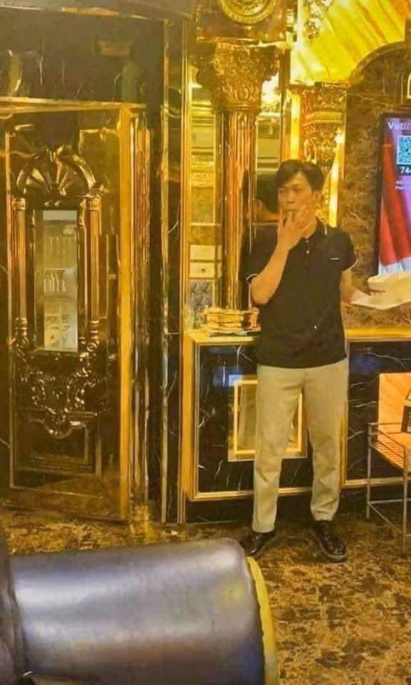 Là nhân vật chính của bữa tiệc, cô gái đã dành nhiều thời gian để chăm chút cho vẻ bề ngoài sao cho lung linh nhất.