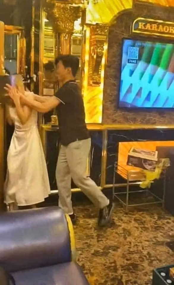 Khuôn mặt trang điểm xinh đẹp lúc nãy giờ đây nhem nhuốc bánh kem, không những vậy, bánh kem còn văng tứ tung ở khắp nơi trong phòng karaoke.