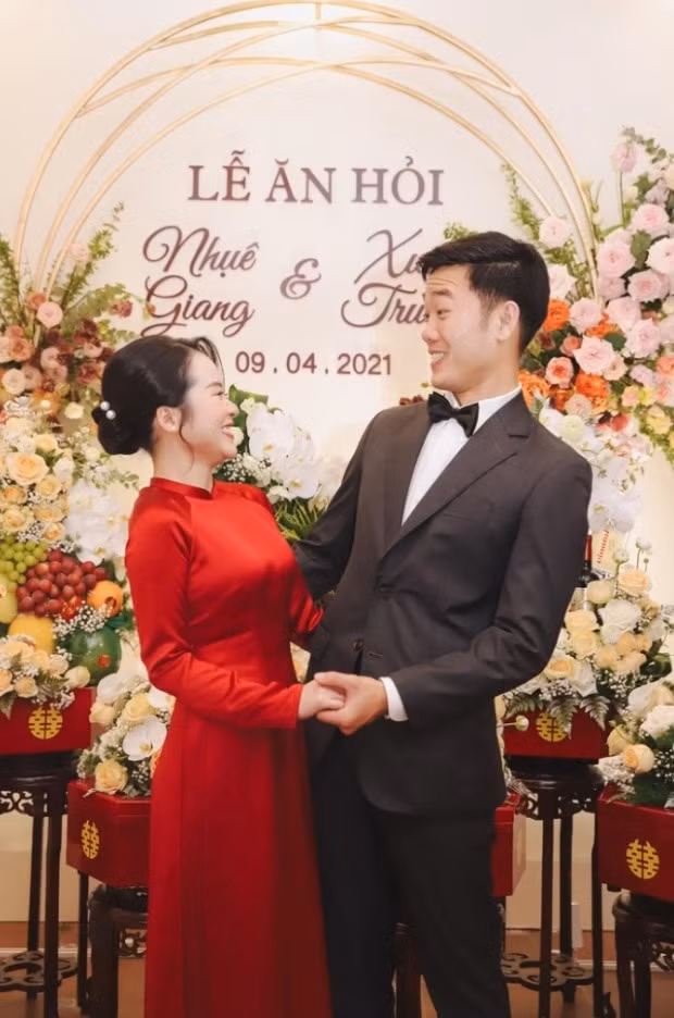 Tháng 4/2021, tiền vệ Lương Xuân Trường và vợ là Nhuệ Giang tổ chức lễ ăn hỏi, cả 2 chính thức về chung 1 nhà. Fan của nam cầu thủ mong ngóng 1 đám cưới hoành tráng sẽ diễn ra, nhưng từ đó đến nay, Xuân Trường vẫn không hé lộ gì về 1 đám cưới chính thức.