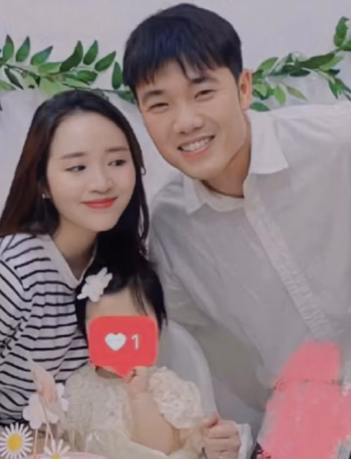 Tuy nhiên, nàng tiểu thư từng bị chê kém duyên khi có cách cư xử gây tranh cãi với fan của bạn trai. Cụ thể, sau Vòng chung kết U23 châu Á, Xuân Trường đã nhận được rất nhiều món quà do người hâm mộ gửi tặng. Nhuệ Giang lại chụp ảnh những món quà đó, đăng lên trang cá nhân kèm theo dòng caption: “Các em gửi bao nhiêu đồ chỉ báu chị thôi”.