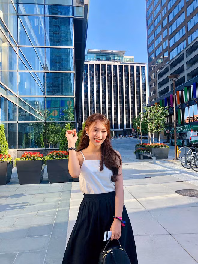 Hot girl Nghệ An có bảng thành tích dày đặc với 12 năm liền là học sinh giỏi toàn diện, từng đạt giải Ba Quốc gia môn Tiếng Anh. Hiện cô nàng đang là sinh viên năm cuối khoa Quan hệ Quốc tế của Học viện Ngoại giao. Tháng 6 vừa rồi, Khánh Vy là một trong 4 đại diện châu Á tham gia Ambassador Tour tại Washington, Mỹ.