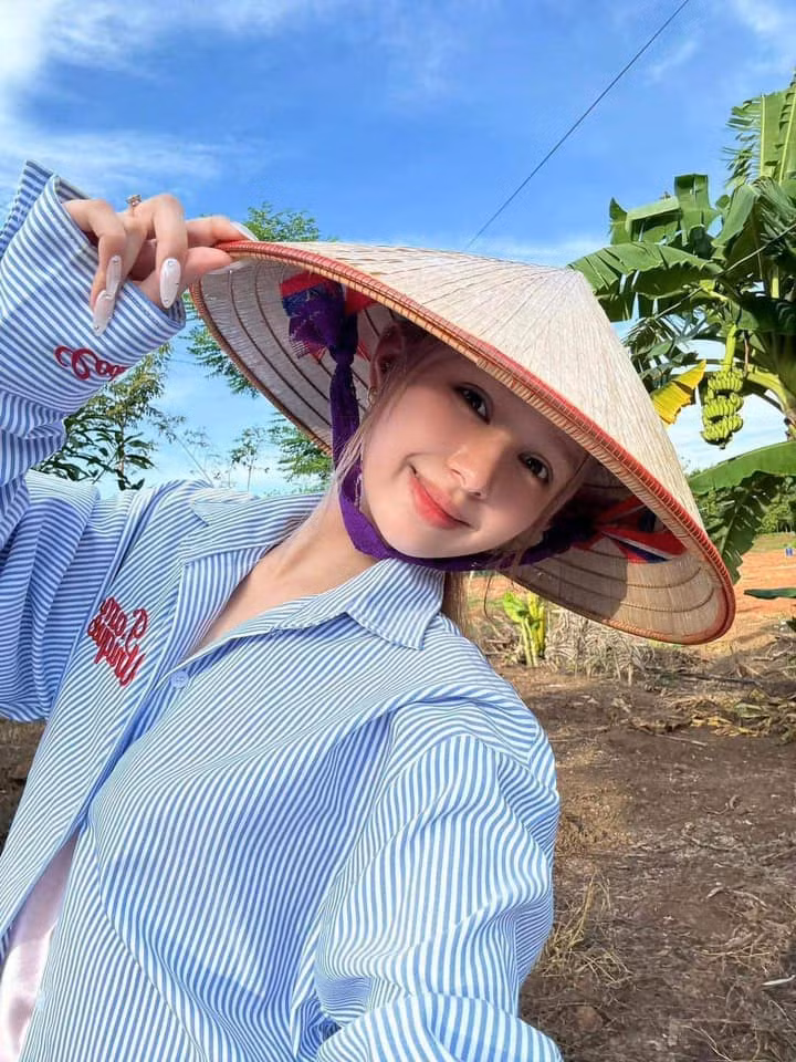 Có thể thấy cô nàng tỏ ra khá nhẹ nhàng và vui vẻ sau biến cố hôn nhân.
