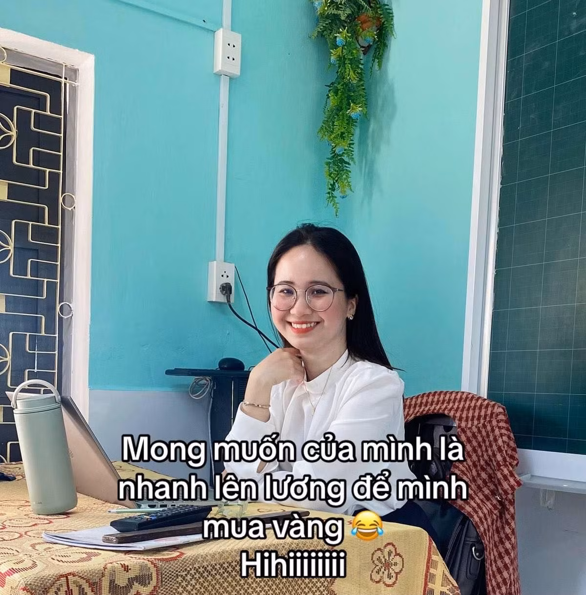 Cách nói của cô giáo viên trẻ cũng rất tích cực: "Mong muốn của mình là nhanh lên lương để mình mua vàng". Dưới bài đăng của cô, có nhiều ý kiến trái chiều khác nhau. Người cho rằng "biết chi tiêu tiết kiệm là tốt, thì mức nào cũng sống được", có người thì cho rằng các khoản chi trên là chưa đầy đủ, thực tế cuộc sống tốn kém hơn nhiều.