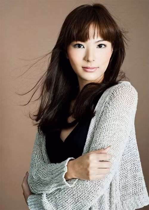Yukimi Matsuo là họa sĩ manga nổi tiếng của xứ sở hoa anh đào. Nhờ nhan sắc xinh đẹp như diễn viên, Matsuo được người hâm mộ ưu ái với hàng loạt biệt danh như "người đẹp truyện tranh", "nữ thần manga".