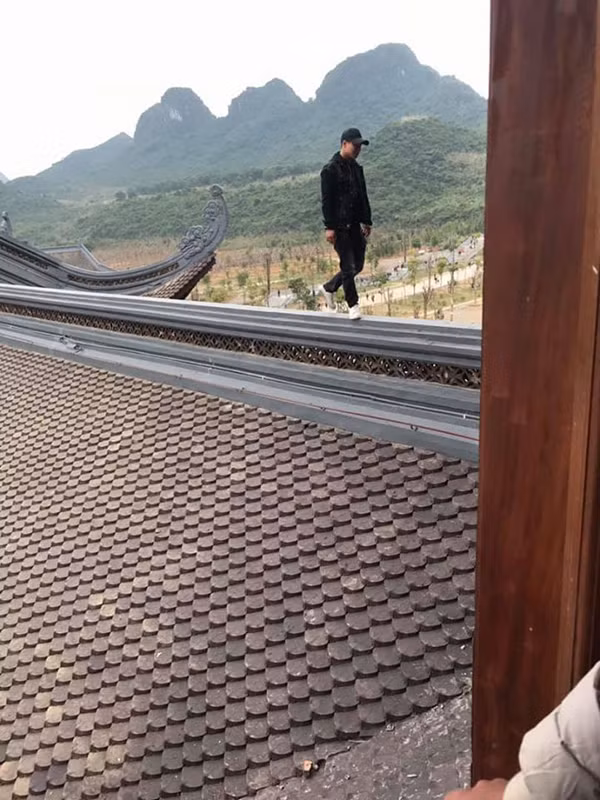 Đi lễ chùa là hoạt động tâm linh của người Việt, đây cũng là nơi tôn nghiêm, mọi cử chỉ, lời nói đều phải đúng mực. Vậy mà nam thanh niên mặc áo đen này lại bất chấp để có được một bức ảnh sống ảo ưng ý. Hành động vô ý thức này khiến nhiều người vô cùng bức xúc.