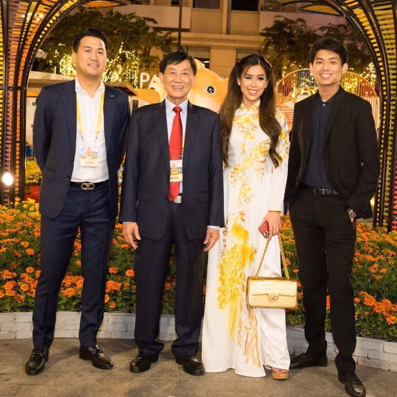 Một người quản lý của siêu rich kid Tiên Nguyễn cũng cùng sang London, Anh nhưng chỉ làm việc với cô vào ngày 24 - 25/2, tức là trước khi ái nữ nhà "vua hàng hiệu" tiếp xúc với bệnh nhân số 17. Người này sau đó đã khai báo y tế, tự cách ly 14 ngày và hiện sức khỏe vẫn ổn định.
