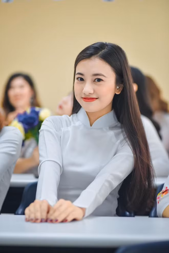 Xinh đẹp và có sẵn sự nổi tiếng, Thuý Quỳnh còn được biết đến với vai trò người mẫu ảnh.
