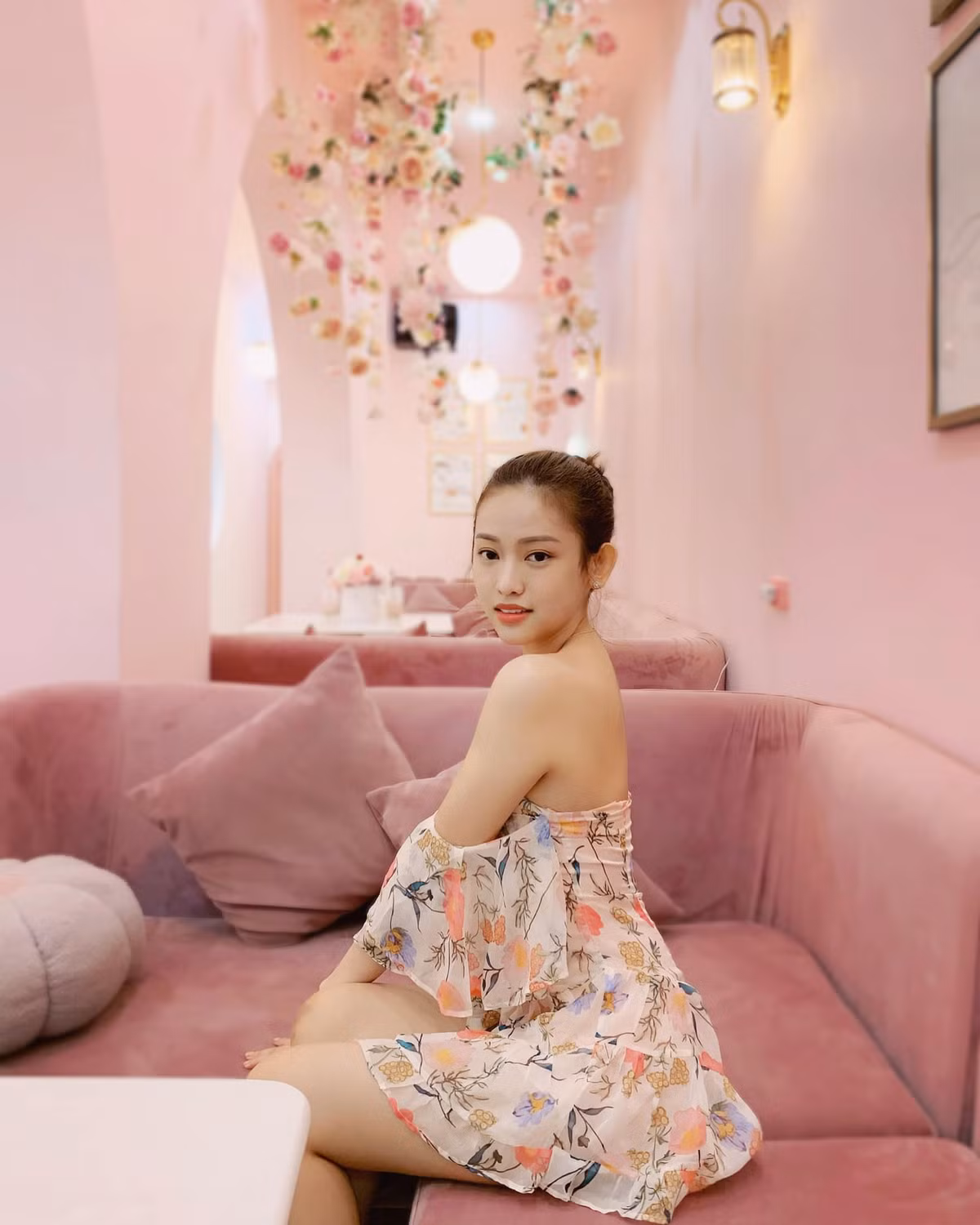 Thuý Vi (SN 1998) được biết với tên gọi khác là hot girl Cà Mau. Sau scandal là người thứ 3 xen giữa cuộc tình giữa thiếu gia Phan Thành và Midu, cô nàng trở nên nổi tiếng.
