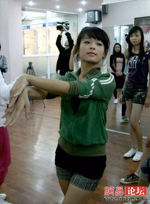 Huyền Baby. Với vẻ đẹp hồn nhiên, ngây thơ, hotgirl Hà thành xinh đẹp này đã làm chao đảo cư dân mạng Hoa ngữ. Một trang tin hàng đầu của Trung Quốc đã đăng tải bộ hình Huyền Baby đang say sưa tập luyện vũ đạo cùng bạn bè. Hiện tại Huyền Baby đã rời xa showbiz và lo kinh doanh cho nhà chồng.