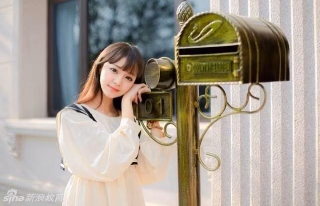 Tài Đán Trác Mã, sinh tại Lan Châu, Cam Túc, Trung Quốc, là người gốc Mông Cổ.