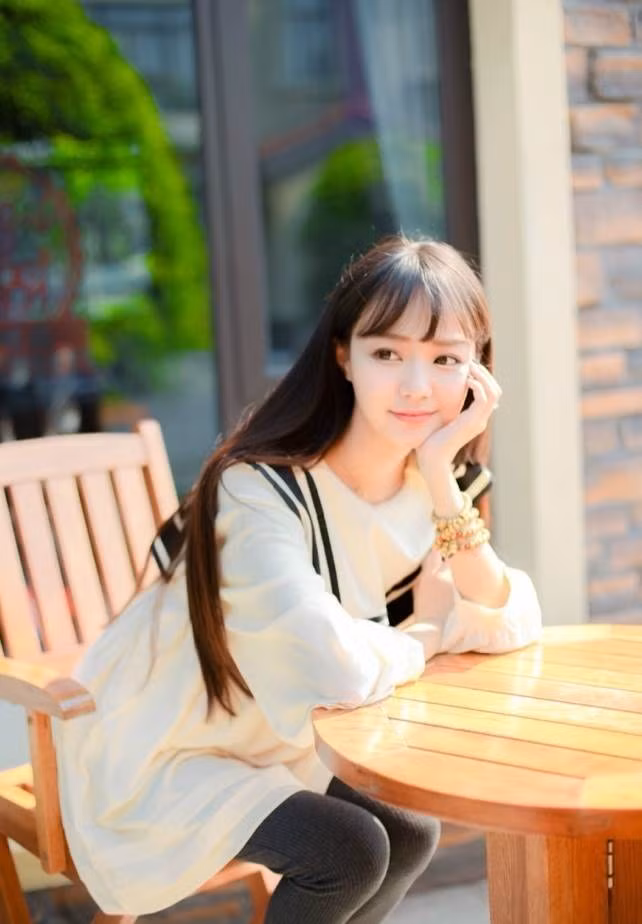 Với lợi thế ngoại hình, khuôn mặt xinh đẹp, làn da trắng hồng, mái tóc dài óng ả cùng đôi mắt to long lanh như có nước, tiểu mỹ nữ 9X Trác Mã có thể gây ấn tượng với những người lần đầu tiên gặp cô nàng.
