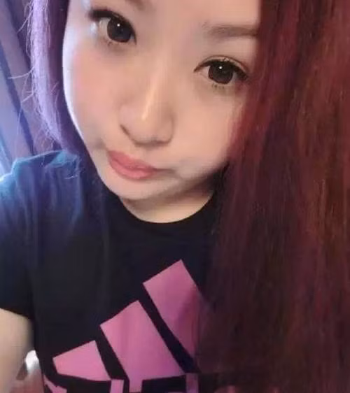 Anh chàng này e ngại rằng cô bạn gái xinh đẹp sẽ bỏ anh ta, hoặc bị những chàng đẹp trai, tài giỏi hơn thu hút nên đã liên tục vỗ béo người yêu mình. Từ 50kg, cô gái đã tăng lên đến 90kg sau khi được bạn trai tẩm bổ. Trong hình là cô gái trước khi béo lên.
