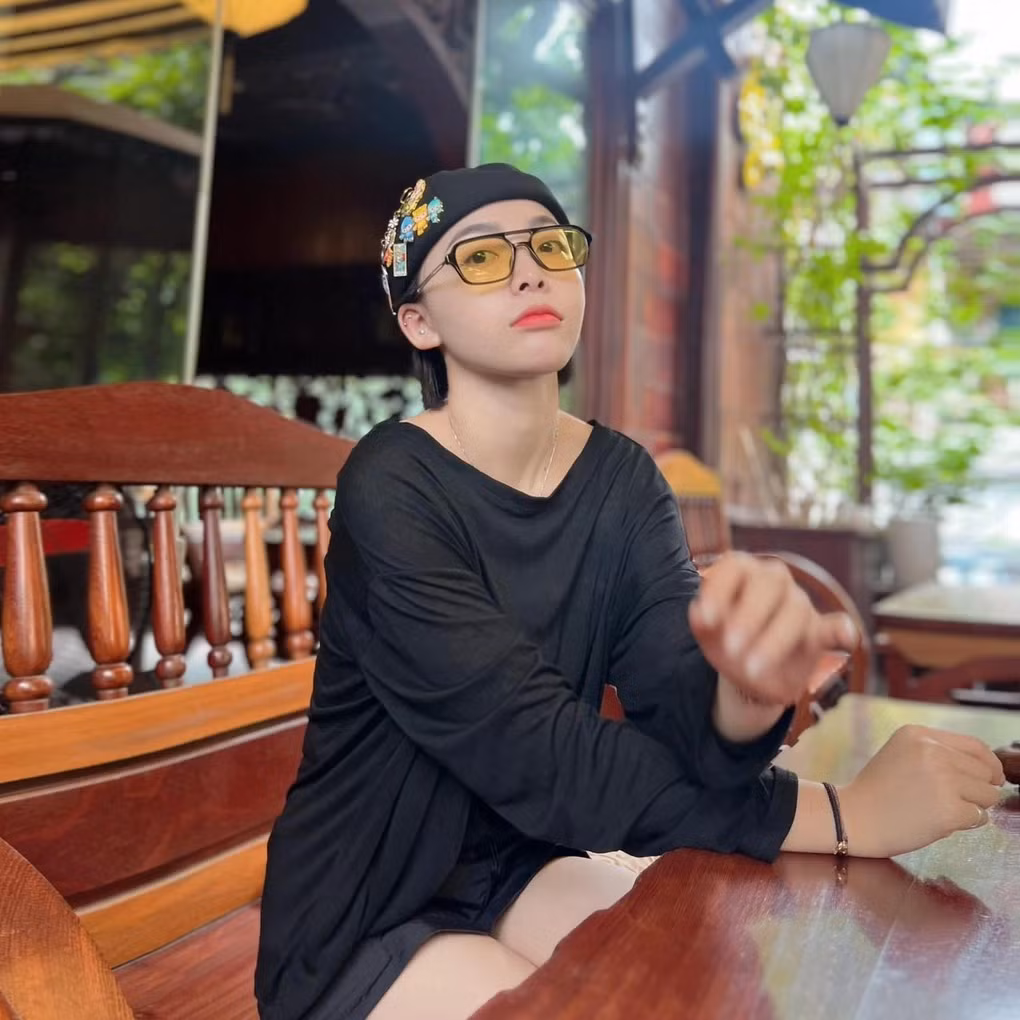 Khác với hình ảnh lạnh lùng, nghiêm túc khi tham gia thi đấu, Thanh Thảo bên ngoài là cô nàng có gu thời trang cá tính, bụi bặm.