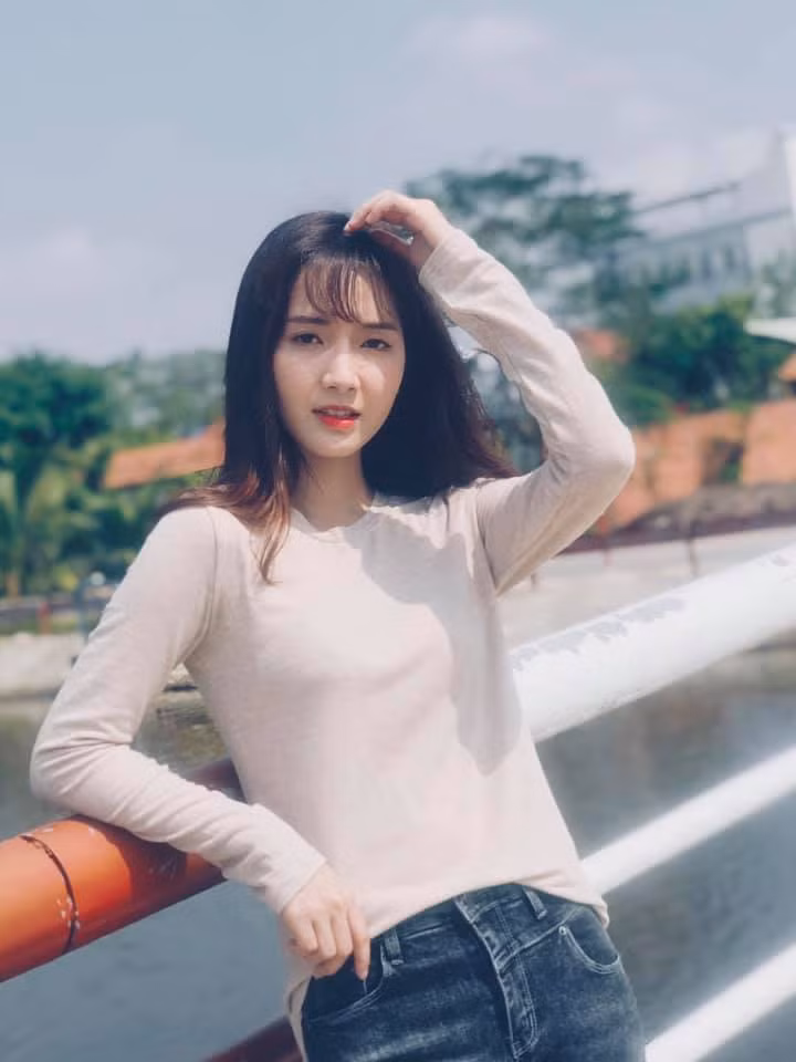 Nổi lên nhờ ca khúc "Duyên phận" thuộc dòng nhạc Bolero nhưng khi theo con đường ca hát chuyên nghiệp, ca sĩ Jang Mi lại quyết định chọn nhạc trẻ. Chính điều này đã khiến cô vấp phải những phản ứng trái chiều của khán giả.