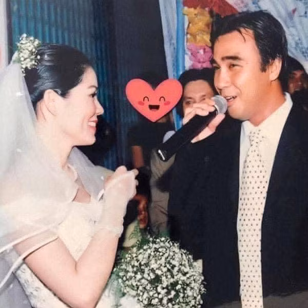 "Nhan sắc cha mẹ vậy bảo sao con cái 2 đứa y như công chúa, hoa hậu", "ôi vợ Quyền Linh xinh thế, bảo sao 2 con gái đều xinh như công chúa, hoa hậu" - nhiều người bày tỏ trước bộ hình cưới.