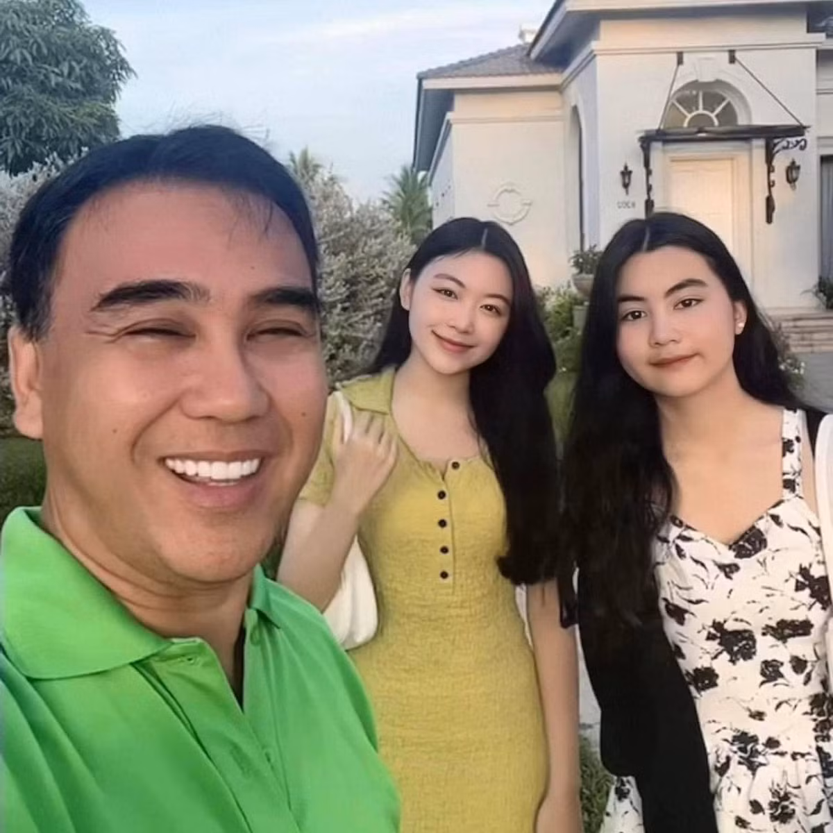 Công chúng không ít lần ngợi khen vợ chồng Quyền Linh giản dị, khéo léo, nhân hậu nên sinh con cái thừa hưởng phúc đức của cha mẹ.