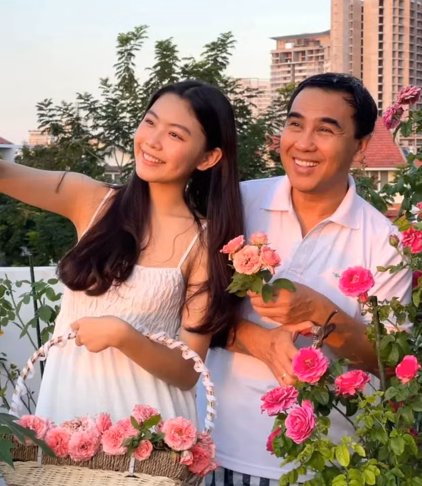 Được khán giả khen đẹp như hoa hậu, Quyền Linh cảm ơn nhưng tôn trọng quyết định tương lai của các con. Sau hơn 30 năm lăn lộn trong nghề, anh không muốn các con mình vào showbiz.
