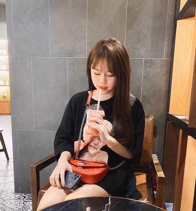 Cả hai không ngần ngại ngồi cùng vị trí, chụp ảnh cho nhau, uống chung một cốc nước.