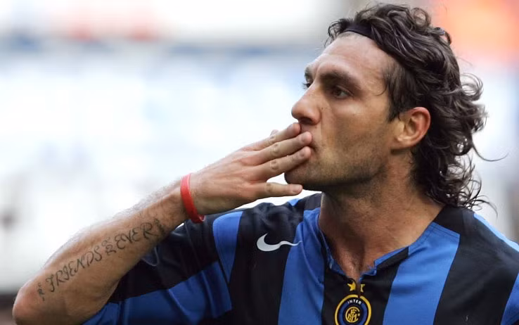 Xếp cuối cùng trong top 10 là Christian Vieri. Trong quãng thời gian “xê dịch” tới 15 CLB trong 18 năm của mình, cựu tiền đạo người Italy này đã có 259 bàn thắng sau 525 lần ra sân với hiệu suất 0,49 bàn/trận.