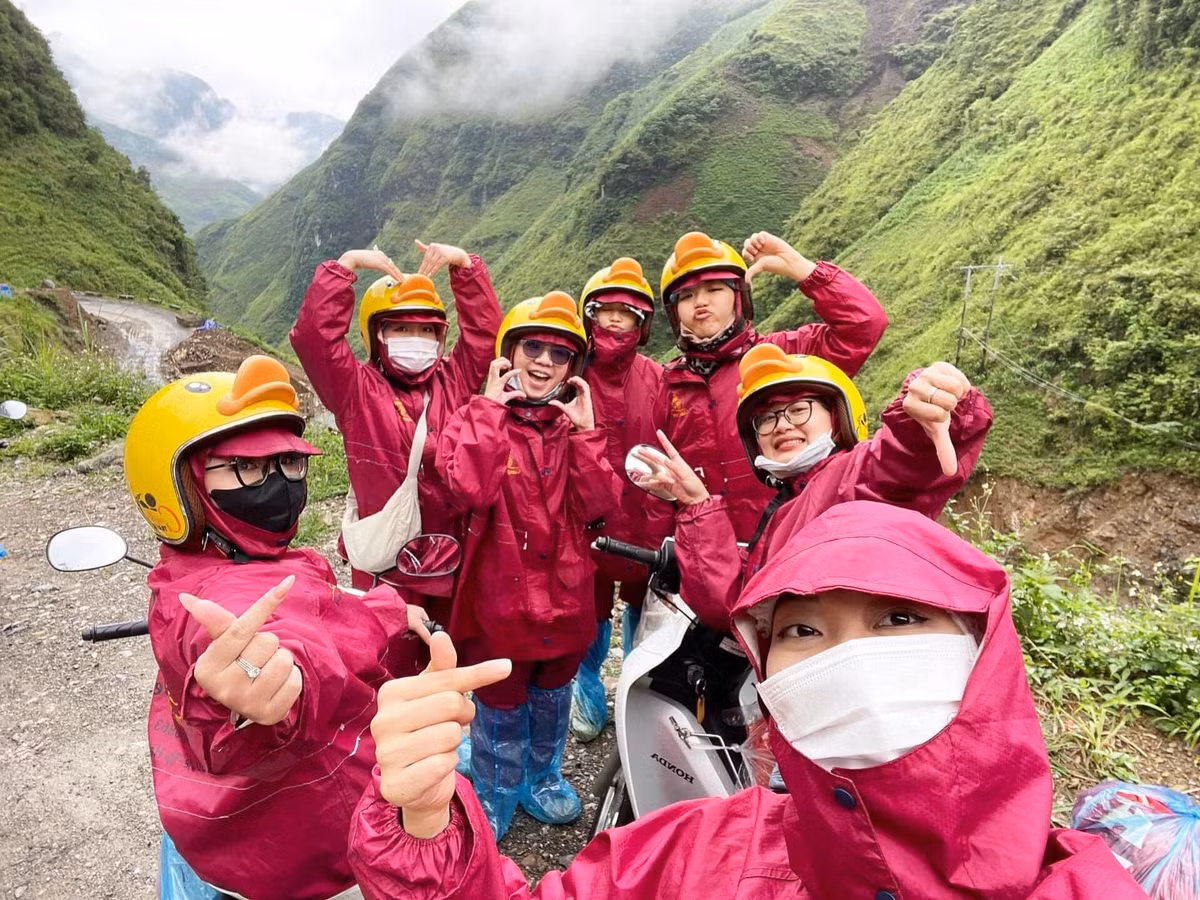 Trước khi đi, cả nhóm cũng đã xem dự báo thời tiết, và biết trời sẽ mưa, nhưng vẫn quyết định đi vì rất khó sắp xếp chuyến đi chung phù hợp với cả 7 người. Các cô gái chủ quan nghĩ rằng mưa sẽ không ảnh hưởng nhiều đến chuyến đi, thế nhưng sự thật không phải thế.