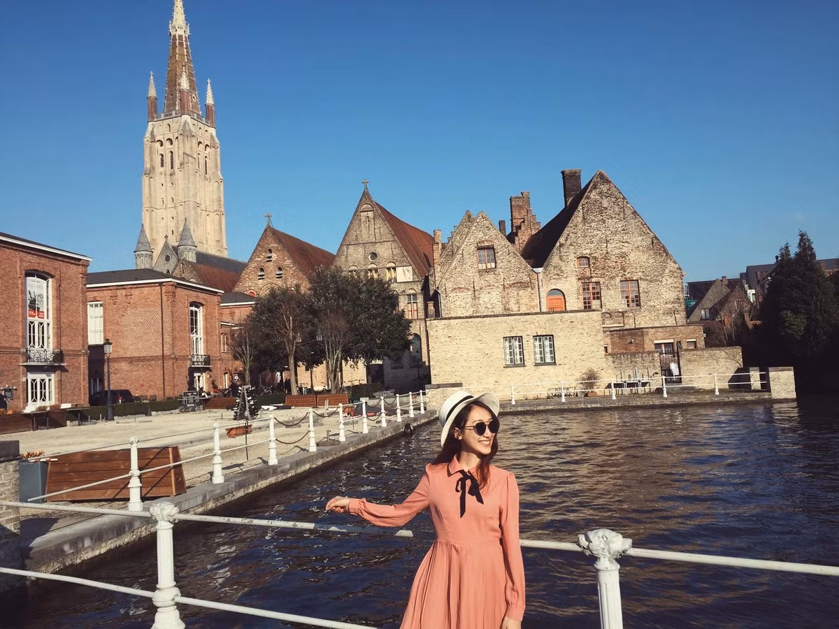 Cô nàng có cơ hội được đi khắp nơi trên thế giới để thấu hiểu hơn về văn hóa, ngôn ngữ của các quốc gia.