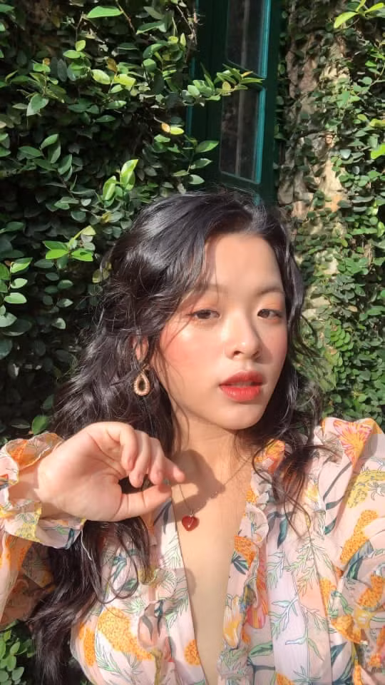 Ở tuổi 19, Hồng Khanh - con gái Chiều Xuân gây kinh ngạc với chiều cao vượt trội. Cô bé bụ bẫm thi "The Voice Kids" ngày nào giờ là thiếu nữ xinh đẹp.