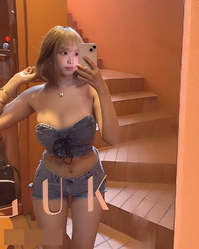 Mẫu áo quây cùng quấn jean ngắn cũn cỡn thường được hot girl này diện.