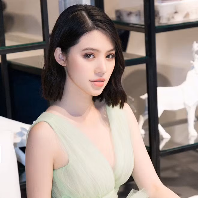 Jolie Nguyễn tên thật là Nguyễn Phương Mai, sinh năm 1997, là Hoa hậu Thế giới người Việt tại úc năm 2015. Cô nàng từng thi đỗ vào Đại học Macquarie – Top 5 ngôi trường danh tiếng nhất nước Úc.