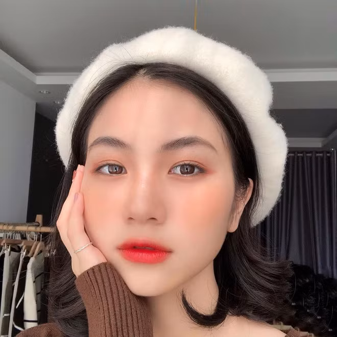 Vũ Phương Anh (sinh năm 2000) gây thiện cảm nhờ khuôn mặt bầu bĩnh dễ thương và nụ cười tươi tắn. Năm ngoái, 10X bất ngờ được quan tâm khi bức ảnh thẻ của cô được nhiều diễn đàn chia sẻ và dành lời khen ngợi. Phương Anh là sinh viên ngành Cử nhân dinh dưỡng, Đại học Y Hà Nội.