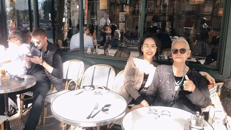 Điều đáng quý nhất sau chuyến đi đối với Huyền Trang là cô có rất nhiều kỷ niệm đẹp với bà. Đi đến đâu, hai bà cháu cũng nhiệt tình check in. Đặc biệt, bà có những tấm ảnh chụp rất xì-teen đáng yêu khiến cộng đồng mạng khen tấm tắc.