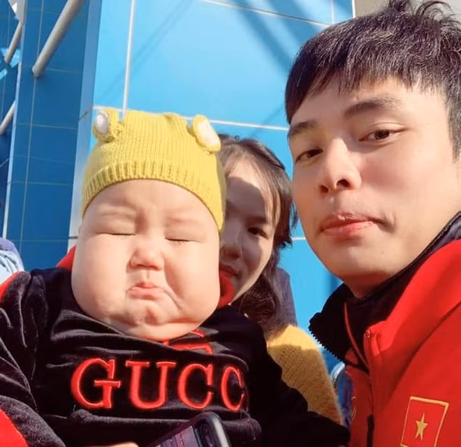 Đó là một em bé lai có mẹ là người Việt Nam và bố là ngườn Hàn Quốc cùng gia đình đi cổ vũ tuyển U23 Việt Nam. Chị Xuân, mẹ của em bé chia sẻ: "Chồng mình rất hâm mộ đội tuyển Việt Nam nên cả nhà tới tận sân để xem. Các cầu thủ thấy con cũng rất vui. Lúc cả đội lên xe ra về, chú Quang Hải còn cố chạy xuống để bế con thêm lần nữa".