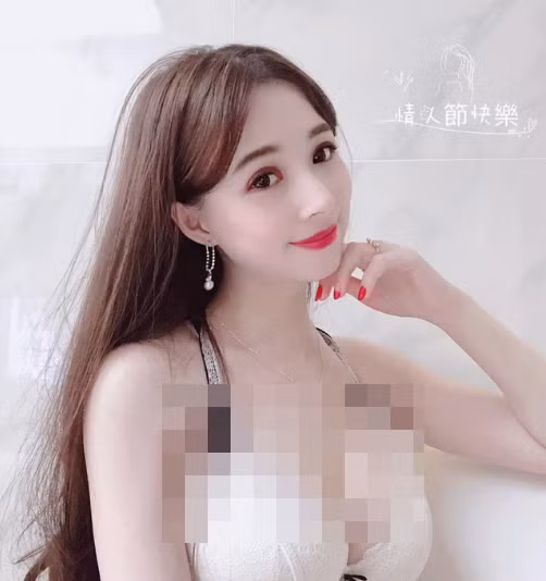 Cộng đồng mạng cũng chia đôi hai luồng ý kiến, phía cho rằng nhan sắc của cô nàng khác quá nhiều trong các bức ảnh, phía còn lại khen ngợi sự gợi cảm của cô nàng, đồng thời cho rằng con gái thời nay là vậy.