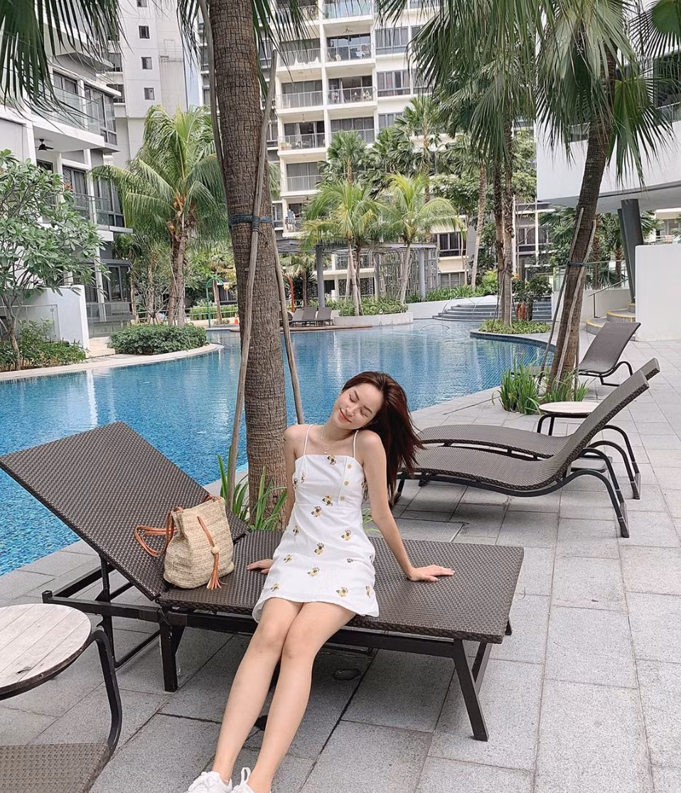 Cuối năm ngoái, Lê Vi thường xuyên than vãn chuyện cân nặng giảm không phanh trên mạng xã hội. Lướt qua trang cá nhân của cô nàng, ai cũng phải công nhận rằng thời gian gần đây Vi gầy hơn hẳn.