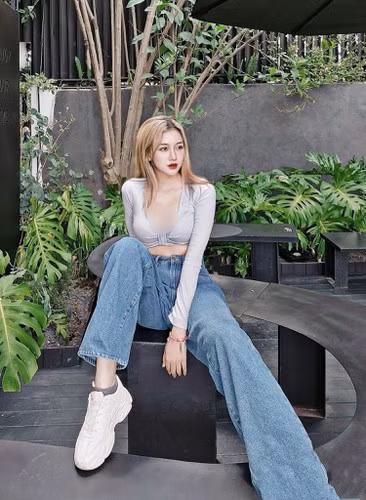 Người đẹp Sài thành luôn biết cách làm nổi bật lợi thế hình thể bằng cách phối đồ khéo léo.