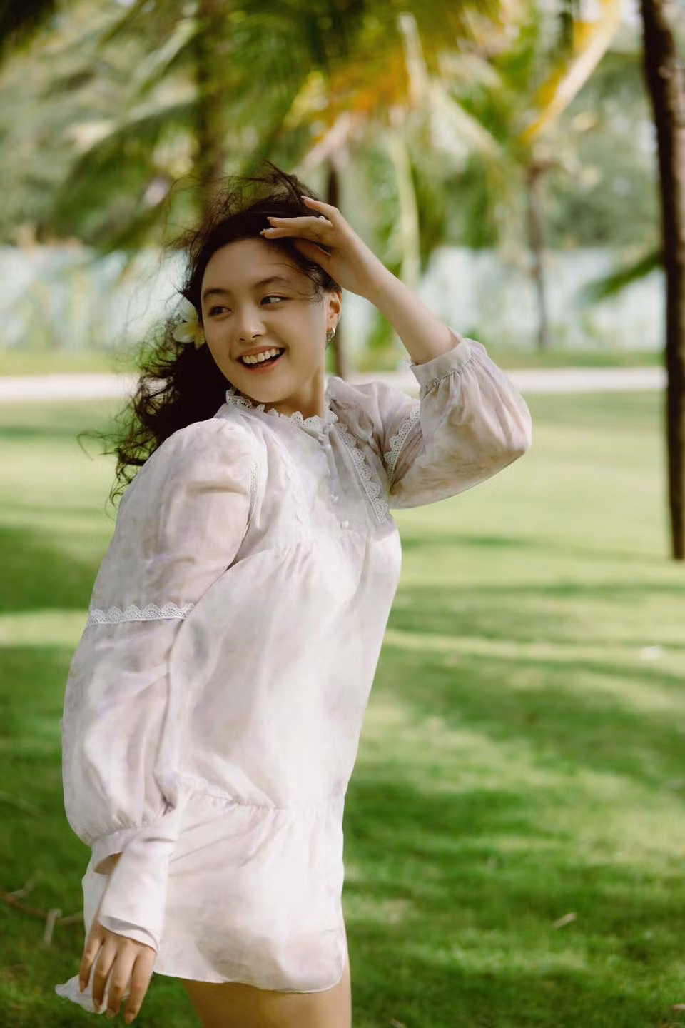 Ở lứa tuổi 16 hiện tại, cô bé cao lớn phổng phao. Suti thừa hưởng hết đẹp từ bố mẹ với sống mũi cao thẳng, khuôn miệng duyên dáng cùng đôi mắt biết cười.