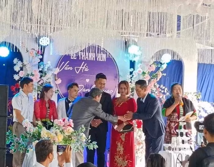 Sau 1 thời gian tìm hiểu, cặp đôi quyết định đi tới hôn nhân. Lễ cưới cả cả 2 được tổ chức tại xã Tiền Phong, huyện Quế Phong, Nghệ An - quê nhà của "cô dâu" Lương Văn Hà.