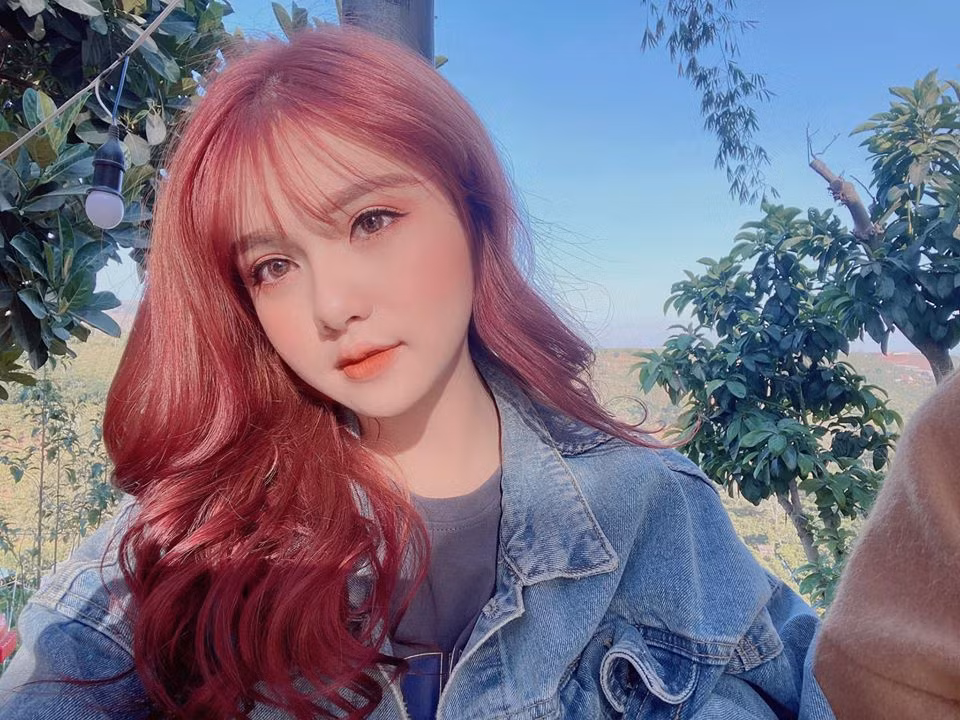 Sở hữu hơn 133.000 lượt người theo dõi trên mạng xã hội, hot girl Yên Bái - Nguyễn Khánh Huyền là một gương mặt quen thuộc của giới trẻ. Cô nàng sở hữu nhan sắc vô cùng cuốn hút.