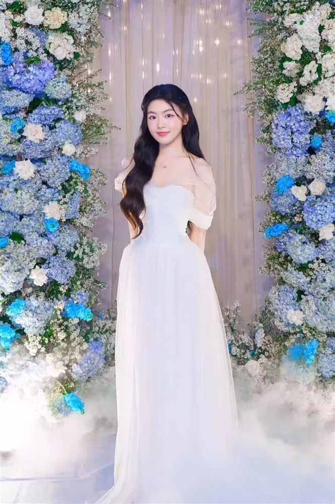 Ở tuổi 18, sắc vóc con gái Quyền Linh ngày càng thăng hạng. Cô theo đuổi gu thời trang thanh lịch, ngọt ngào kết hợp cùng mái tóc đen truyền thống, trang điểm nhẹ nhàng.