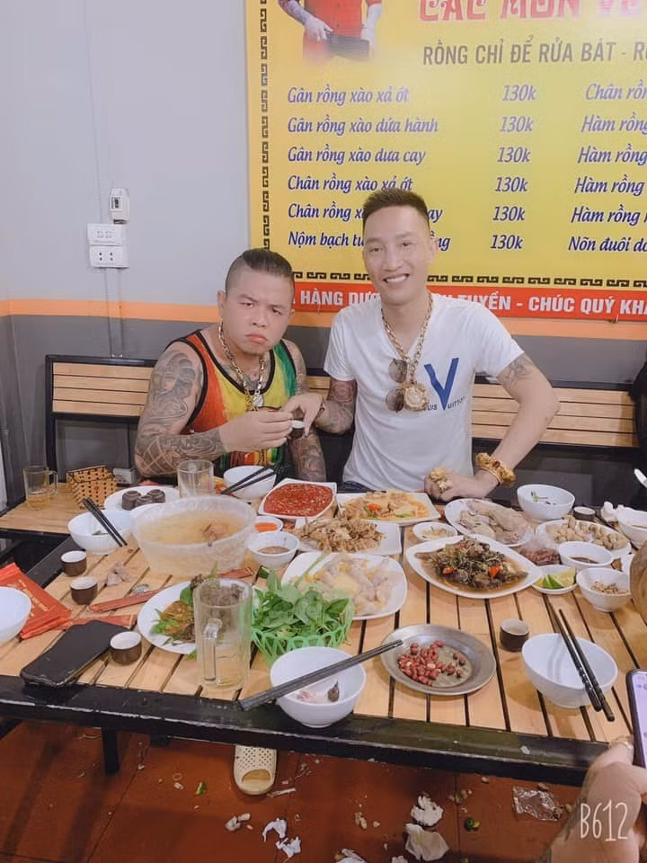 Nhóm giang hồ mạng gồm Huấn Hoa Hồng, Quang Rambo và Khá Bảnh có mối quan hệ thân thiết, thường xuất hiện chung trên livestream. Khi Khá Bảnh bị bắt, Huấn Hoa Hồng từng tâm sự nhiều trên MXH.