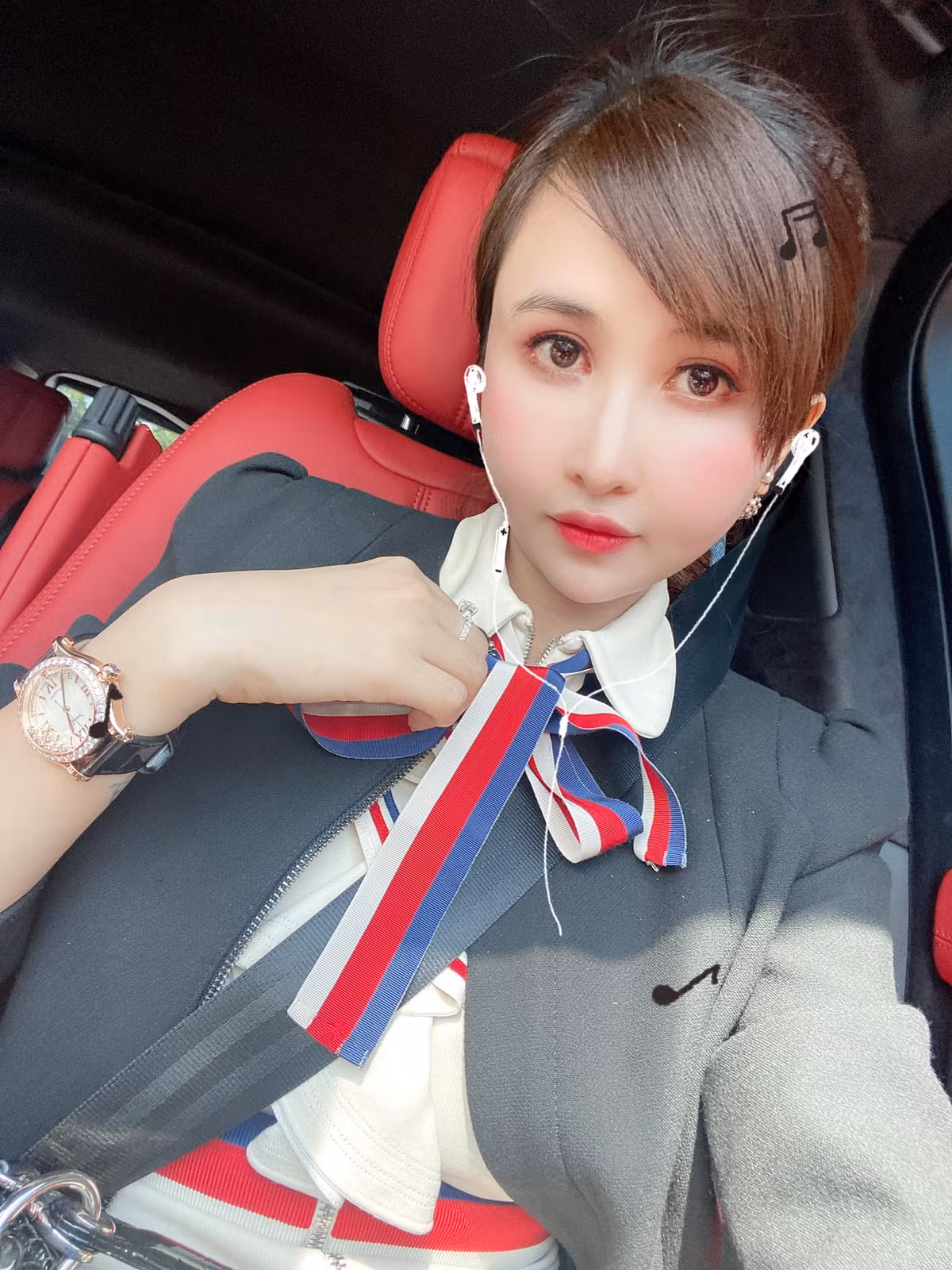 Mặc dù không hoạt động nghệ thuật cũng như chẳng liên quan gì tới làng giải trí nhưng Mina Phạm vẫn nhận được sự quan tâm đặc biệt của cộng đồng mạng bởi hay "tạo nét", chụp ảnh "sống ảo" cực lố.