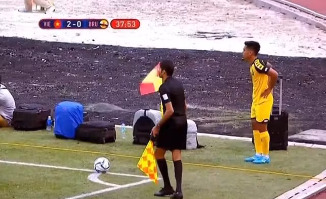 Không chỉ có phòng họp báo, điều kiện ăn ở mà ban tổ chức SEA Games 30 dành cho các VĐV cũng vô cùng thiếu chuyên nghiệp. Đội tuyển U22 Brunei thậm chí còn không được sắp xếp phòng thay đồ mà thay ngay trên ô tô, vali mang ra tận sân cỏ và phải cắt cử một thành viên ngồi trông đồ.