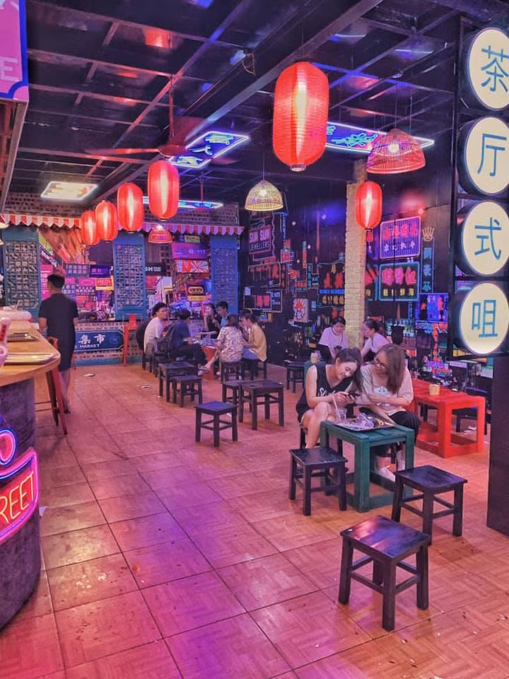 Tuy vậy tầng 2 sẽ có điều hòa phục vụ khác hàng vừa trà chanh "chém gió" vừa check in "sống ảo" thả ga.