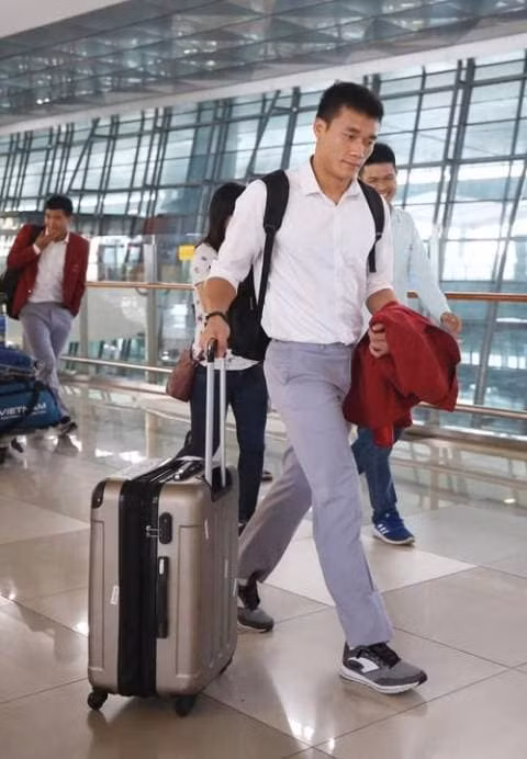 Mới đây, trên story của chàng cầu thủ Bùi Tiến Dũng đăng clip mới. Trái ngược với hình ảnh thể thao năng động cùng trang phục quần đùi áo số, Bùi Tiến Dũng xuất hiện trong đoạn story với bộ vest màu xám nhạt chỉn chu, kết hợp với áo phông, ba lô đen cùng giày thể thao trắng.