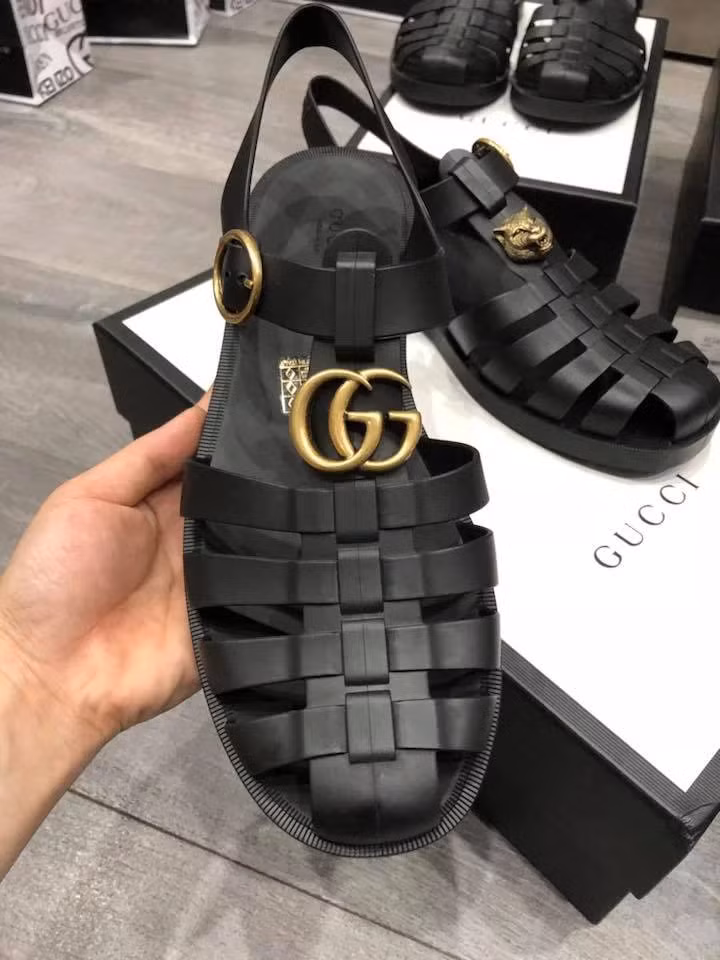Mẫu sandal của Gucci có tên là "Rubber buckle strap sandal", sản phẩm được làm từ cao su cao cấp và gia công hoàn toàn tại Ý, được chào bán với giá lên tới hơn 11 triệu đồng.