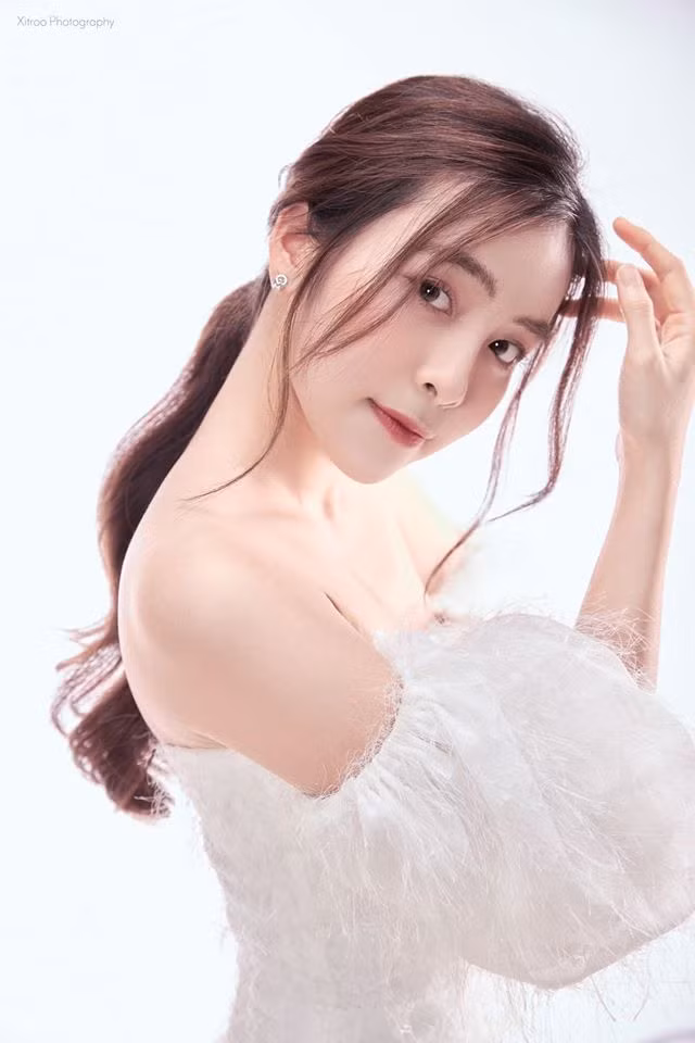 Ở ngoài đời, hot girl sinh năm 1997 là một cô nàng đáng yêu, nữ tính nhưng cũng rất vui vẻ, hài hước.