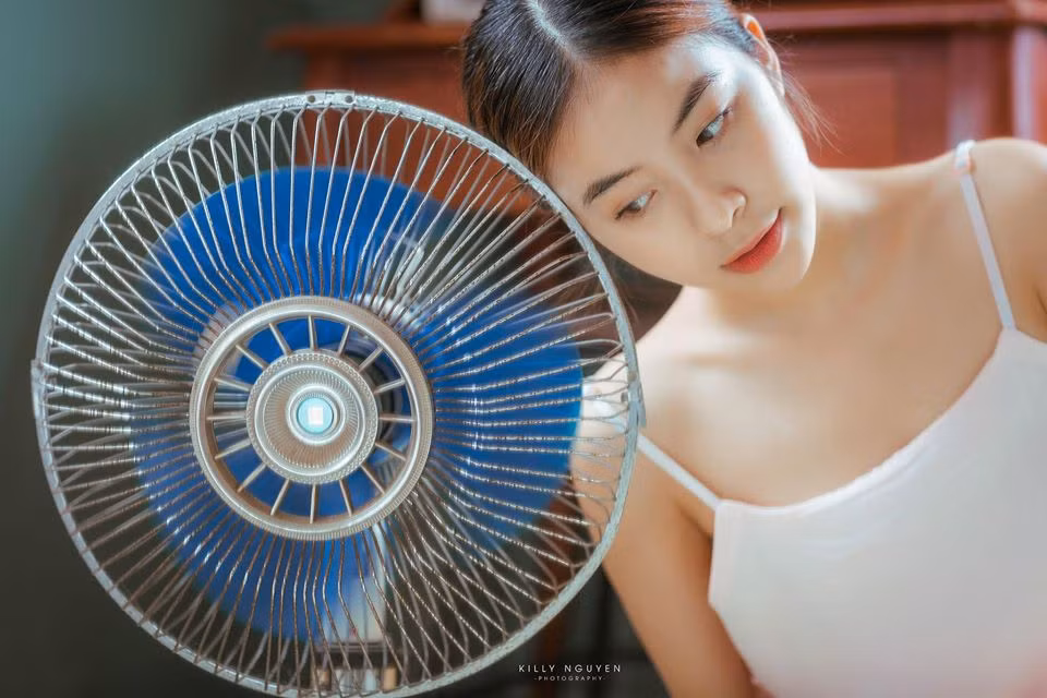 Trần Vân sở hữu nhan sắc trong trẻo như sương mai với đôi mắt to tròn, nước da trắng và hàng lông mày rậm đặc biệt. Bất kỳ ai từng xem Vân diễn hay nhìn những hình ảnh của cô nàng đều sẽ ấn tượng với nụ cười tươi rói.