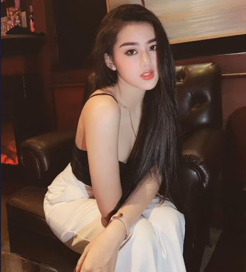 Cô nàng rất thích làm điệu, làm đẹp, chăm sóc da dẻ kỹ càng từ da mặt cho tới toàn thân.